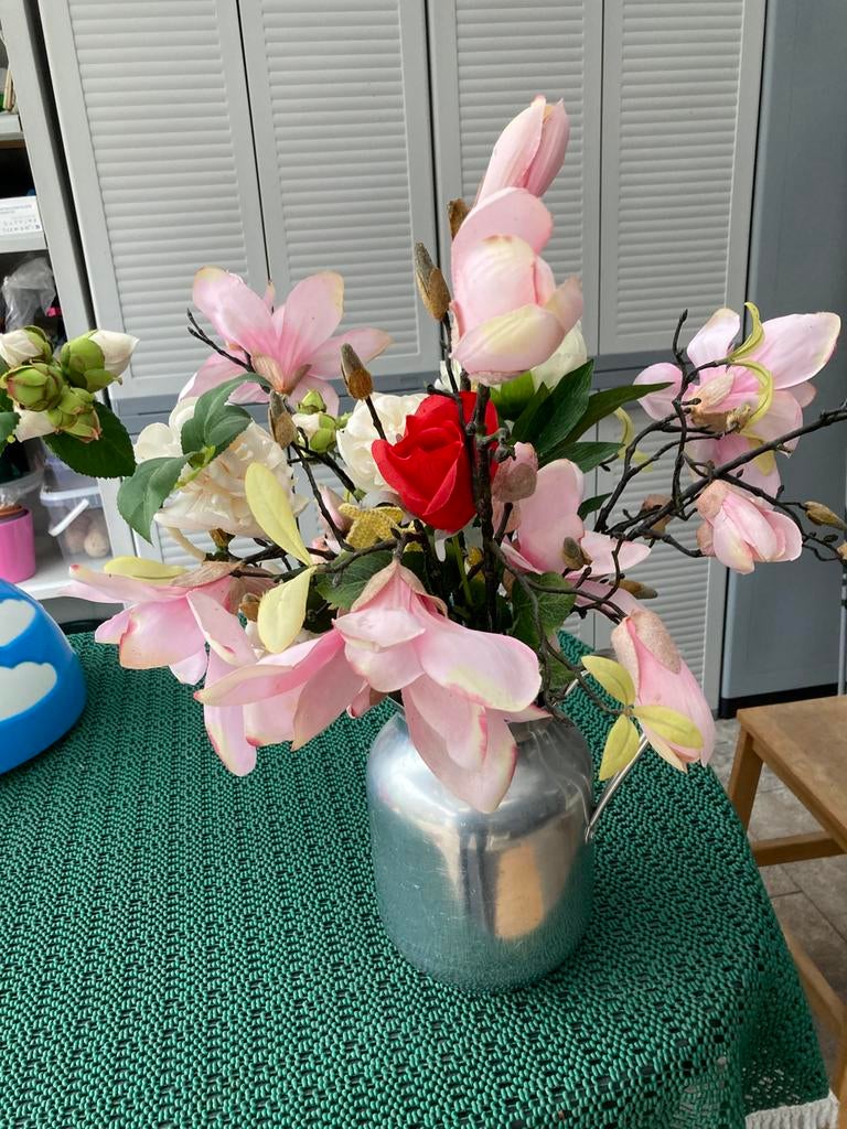 Kunst bloemen in vaas, Huis en Inrichting, Woonaccessoires | Kunstplanten en Kunstbloemen, Ophalen, Zo goed als nieuw