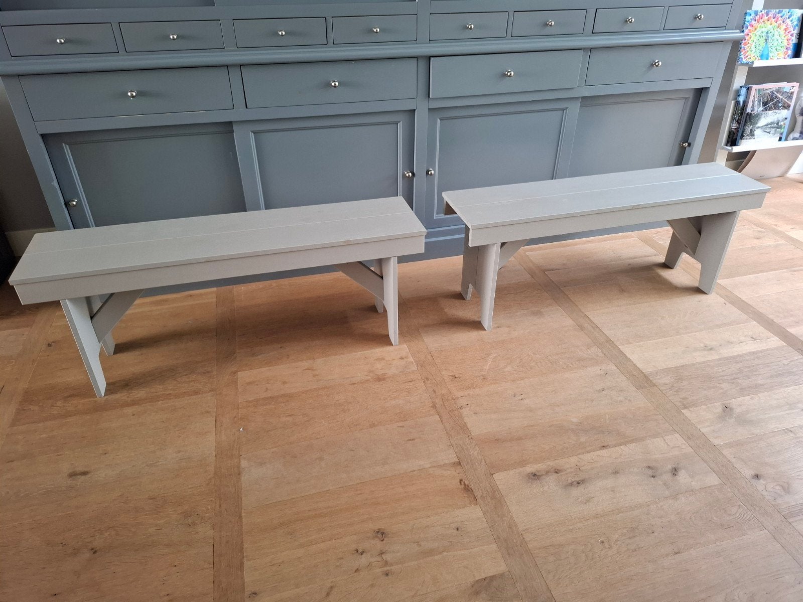 Twee grijze houten bankjes, Huis en Inrichting, Banken | Bankstellen, Ophalen, Gebruikt, Minder dan 75 cm, Tweepersoons