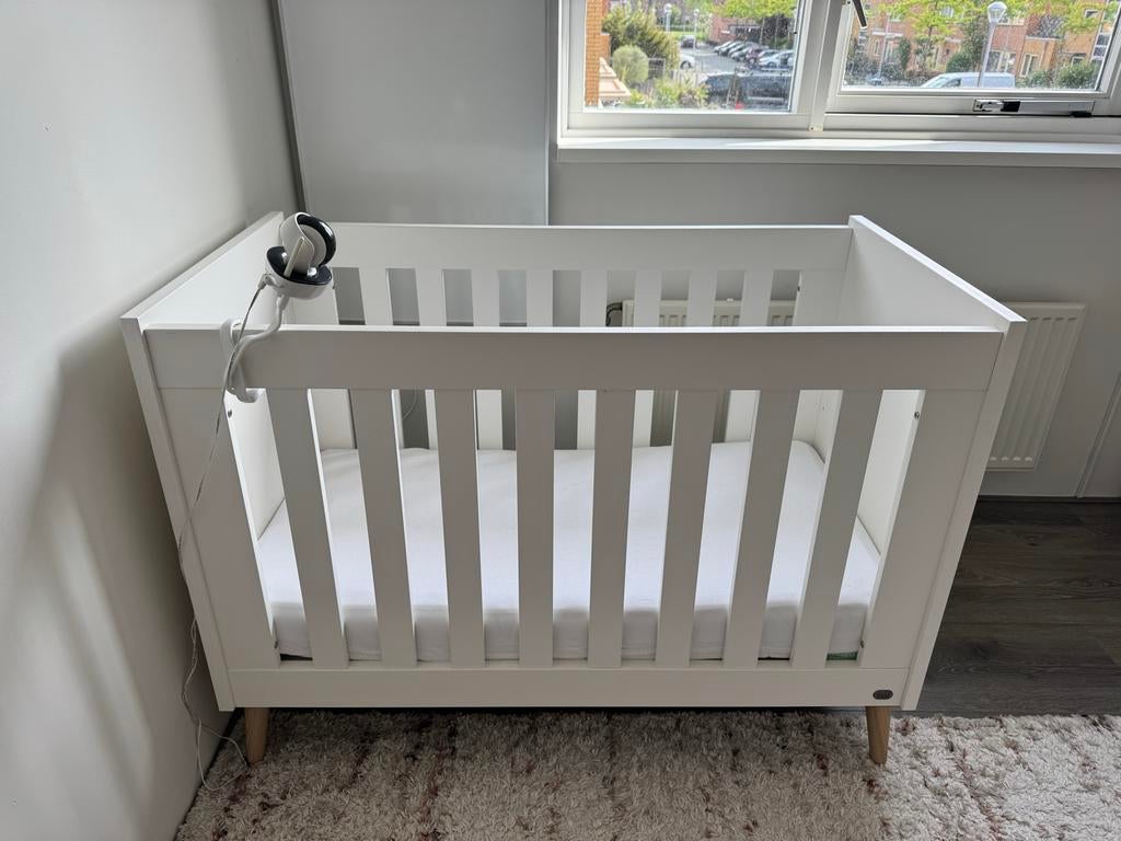 TWF Beach island white Ledikant - Wit met Houten Poten, Ophalen, Zo goed als nieuw, Ledikant
