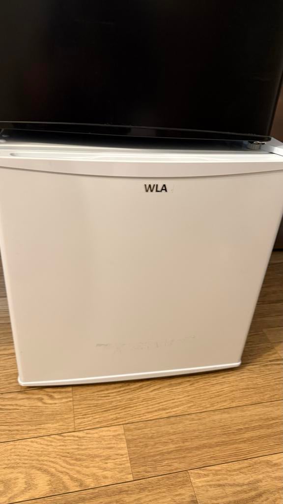Compacte WLA Koelkast met Vriesvak - Ideaal voor Kleine Ruim, Witgoed en Apparatuur, Vriezers en Diepvrieskisten, Vrieskist, Minder dan 85 cm