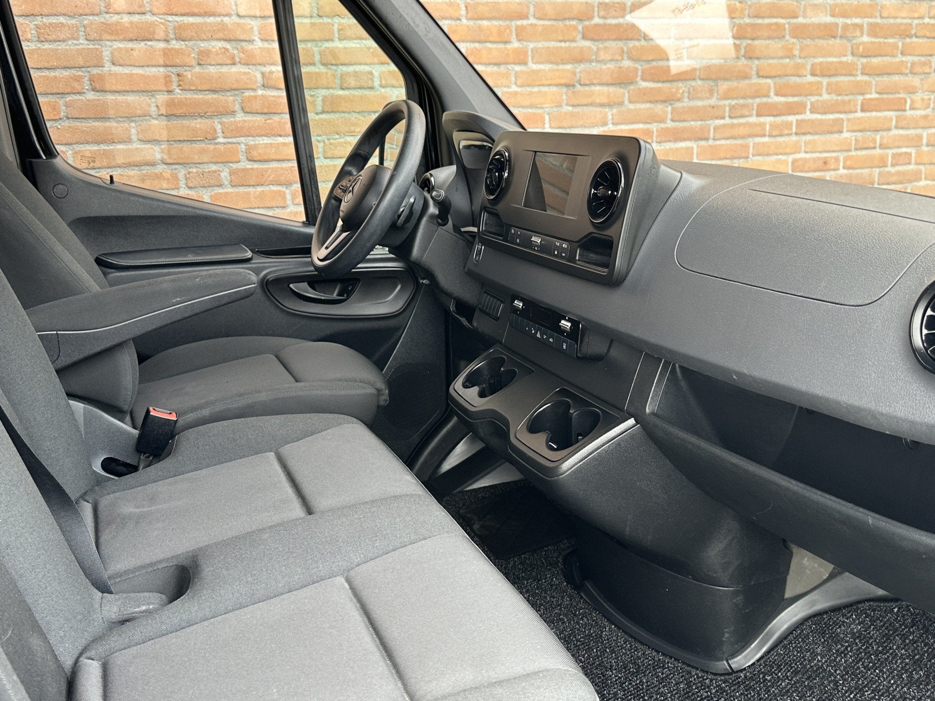 Foto 12 van Mercedes-Benz Sprinter 317CDI 170PK L3H2 Dubbelcabine 6-Pers