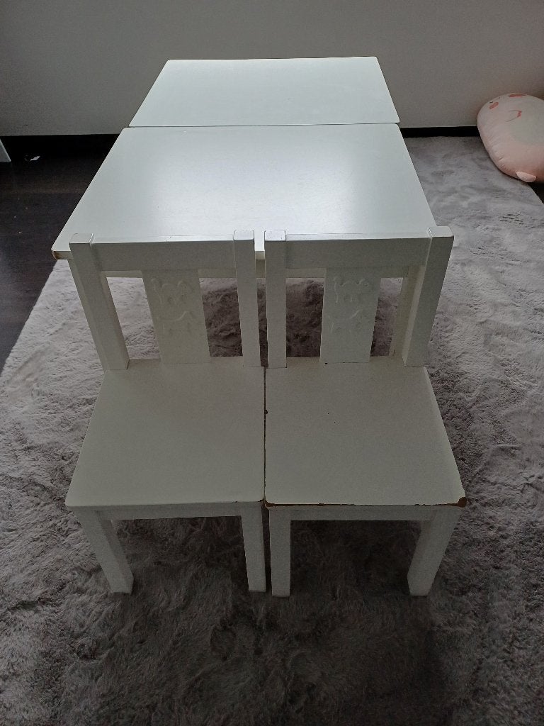 GRATIS 2 tafeltjes en 2 stoeltjes voor kinderen, Ophalen, Gebruikt