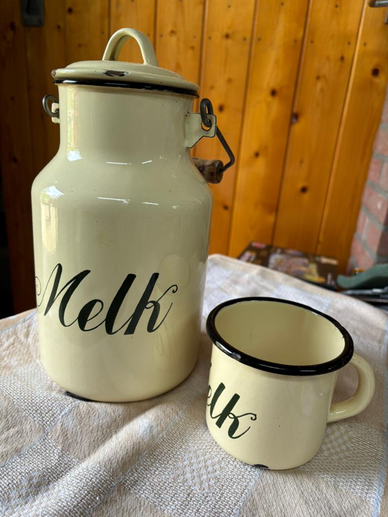 Vintage emaille melkkan en beker set, Antiek en Kunst, Antiek | Emaille, Ophalen of Verzenden
