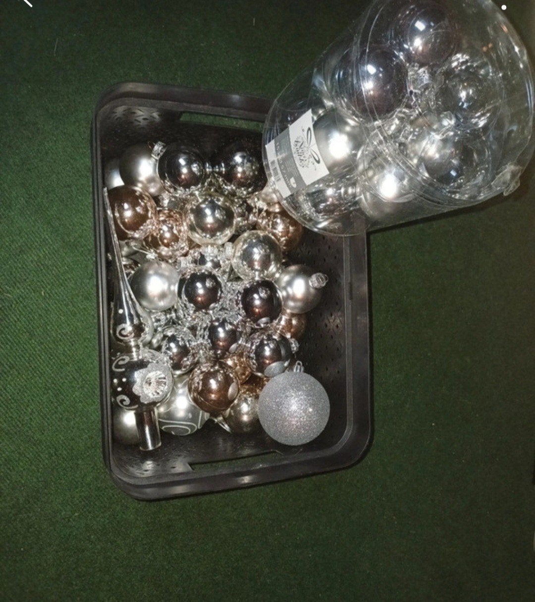 Zilveren kerstballen de meeste zijn van glas, Ophalen