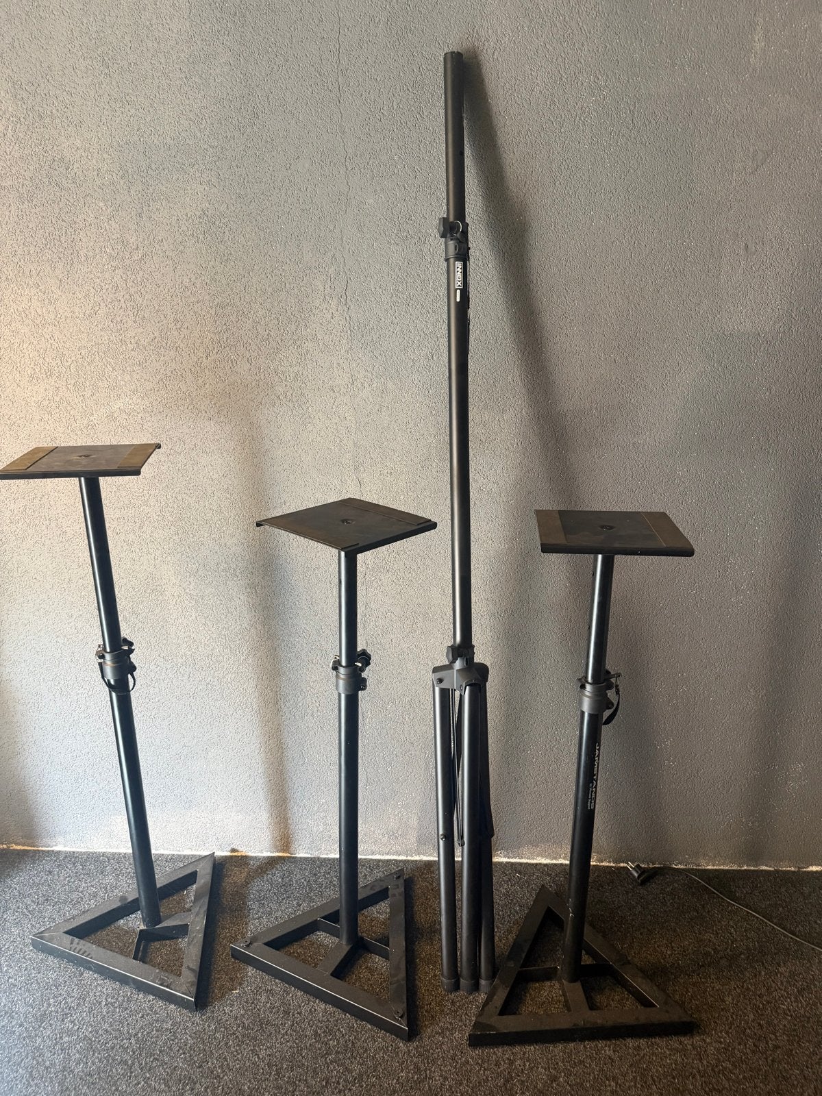 Set van 3 speakerstandaarden en 1x licht, Ophalen of Verzenden, Gebruikt, Instrumentstandaard, Speaker