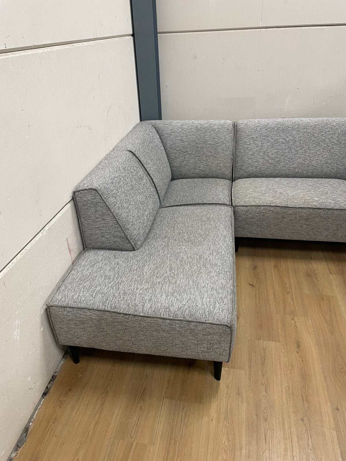 Foto 3 van Mooie luxe grijze moderne hoekbank - GEREINIGD!!!
