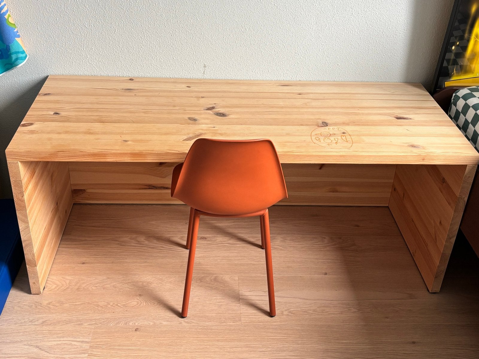Houten peuter/kleuter bureau met oranje stoeltje, Kinderen en Baby's, Ophalen, Gebruikt, Tafel(s) en Stoel(en)