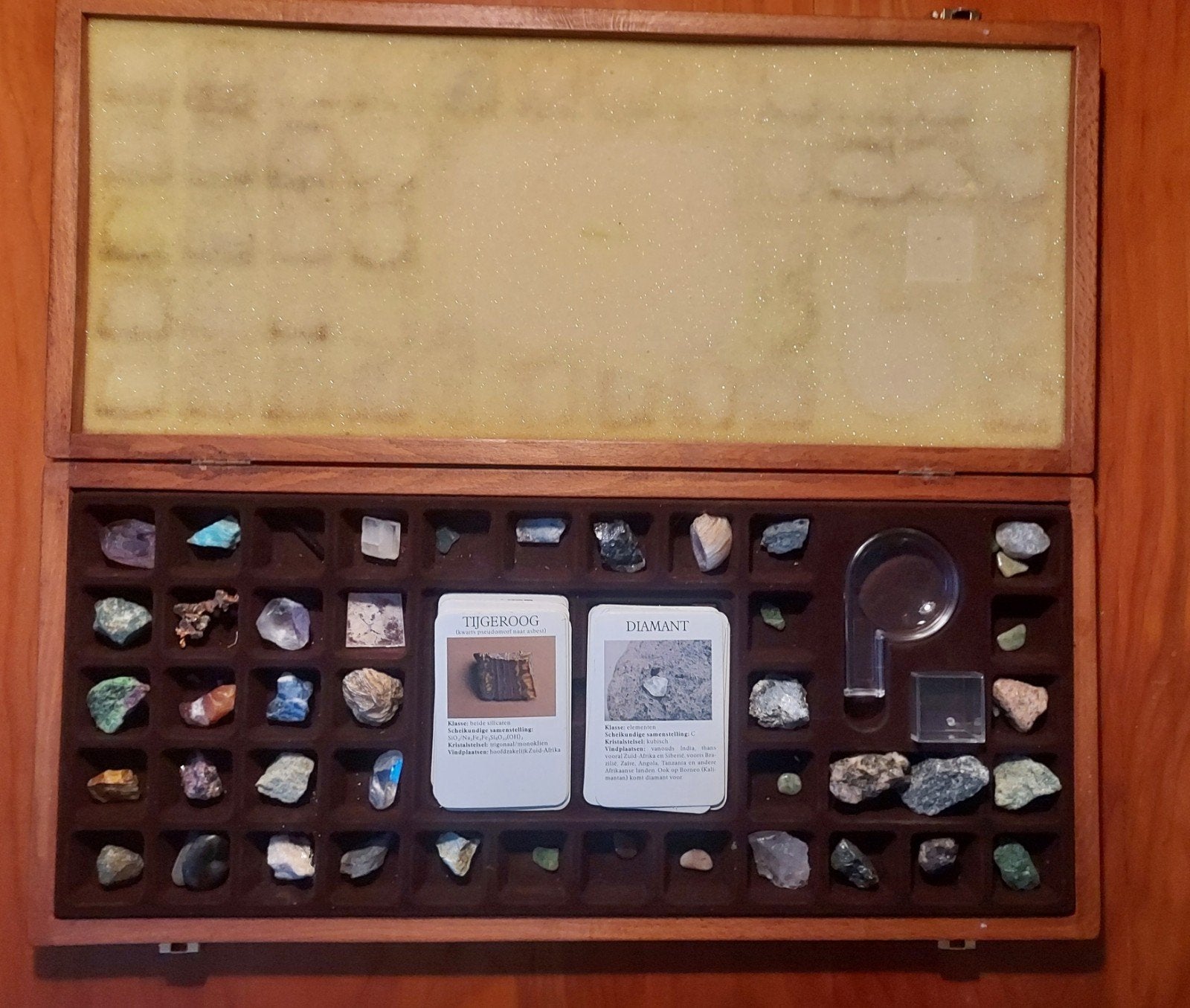 Mineralen Collectie met Vergrootglas en Diamant uit 1984, Verzamelen, Mineralen en Fossielen, Ophalen of Verzenden, Mineraal