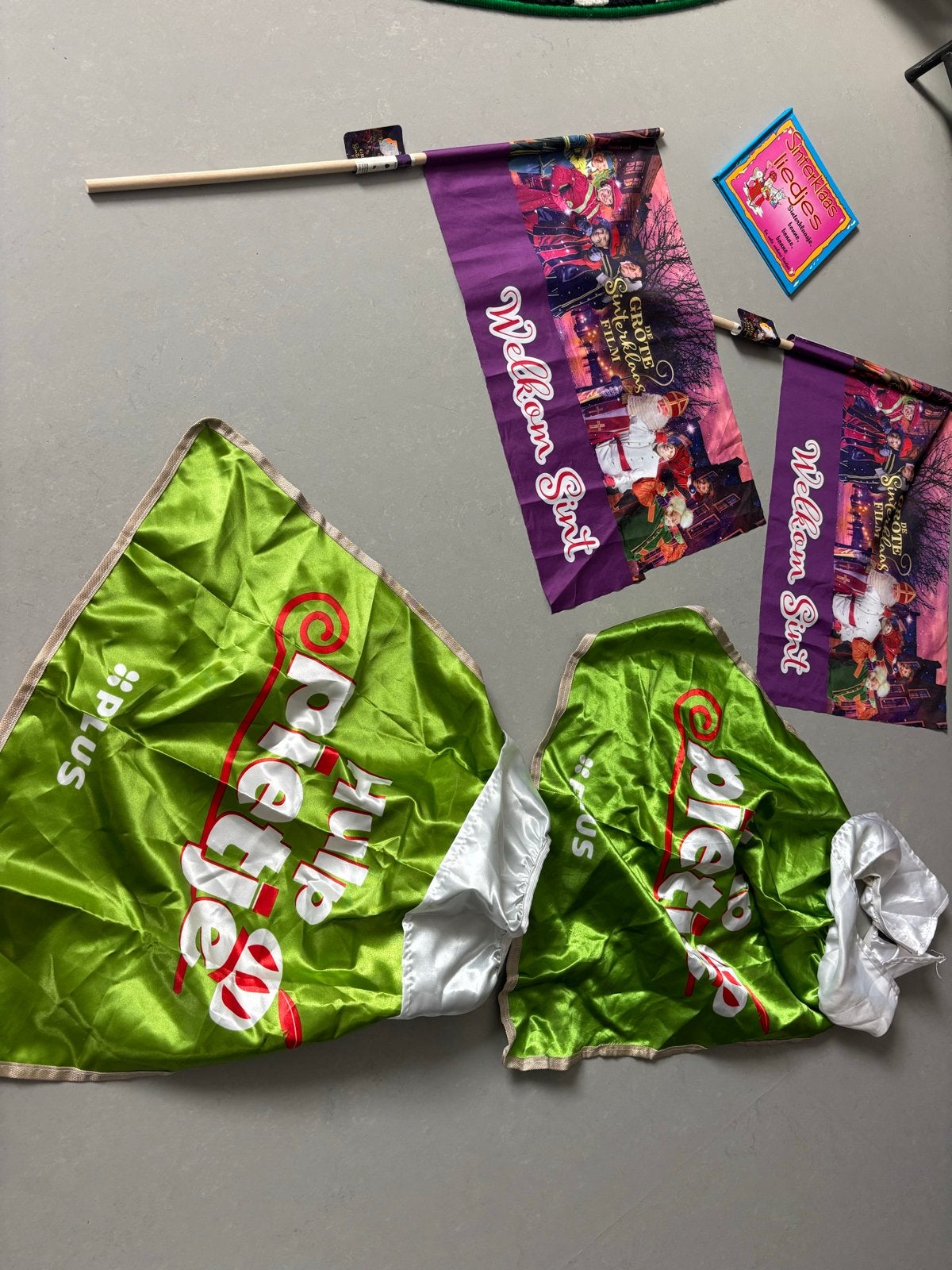 Sinterklaas feestpakket: 2x Pietencape 2x Vlag Liedjesboekje, Ophalen of Verzenden, Nieuw