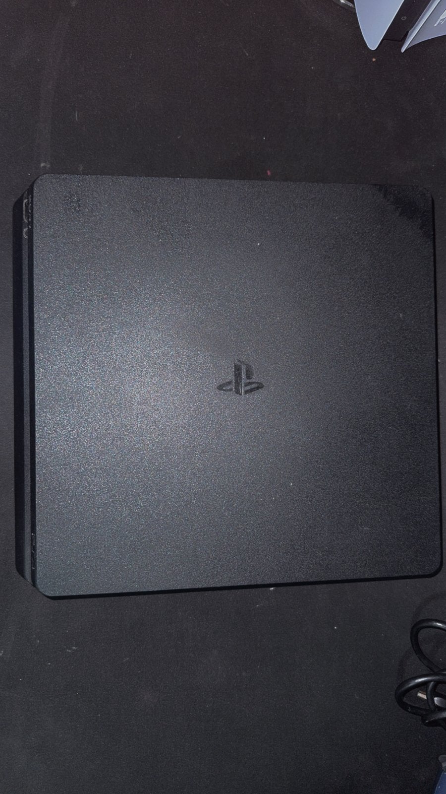 PlayStation 4 Slim 1TB met 2 controllers en 2 games