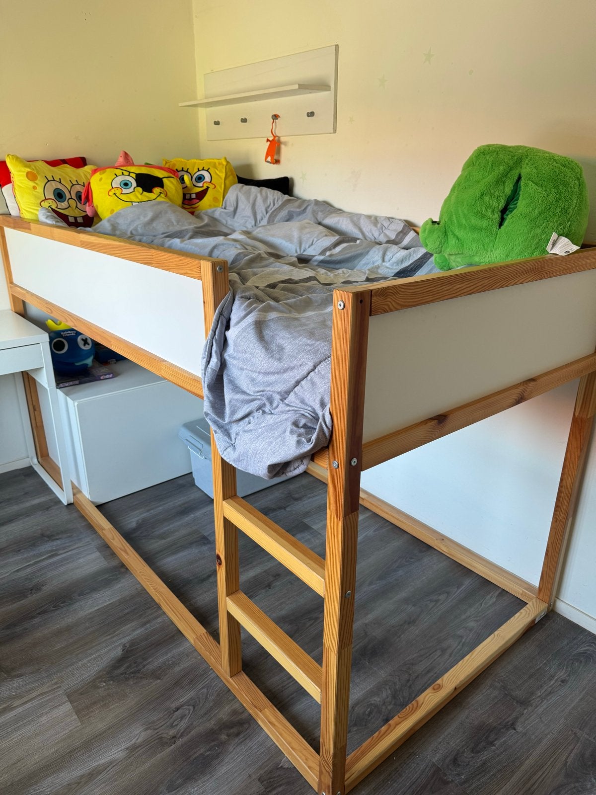 IKEA KURA omkeerbed + MICKE bureau – zonder matras, Ophalen, Met lades, Kinderbureau, Zo goed als nieuw