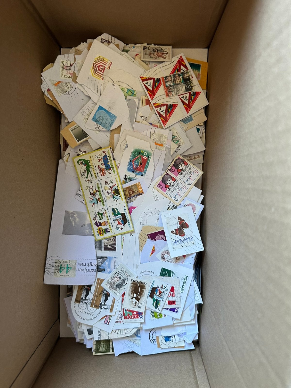 Doos 4900 Nederland op papier, Postzegels en Munten, Verzenden, Nederland