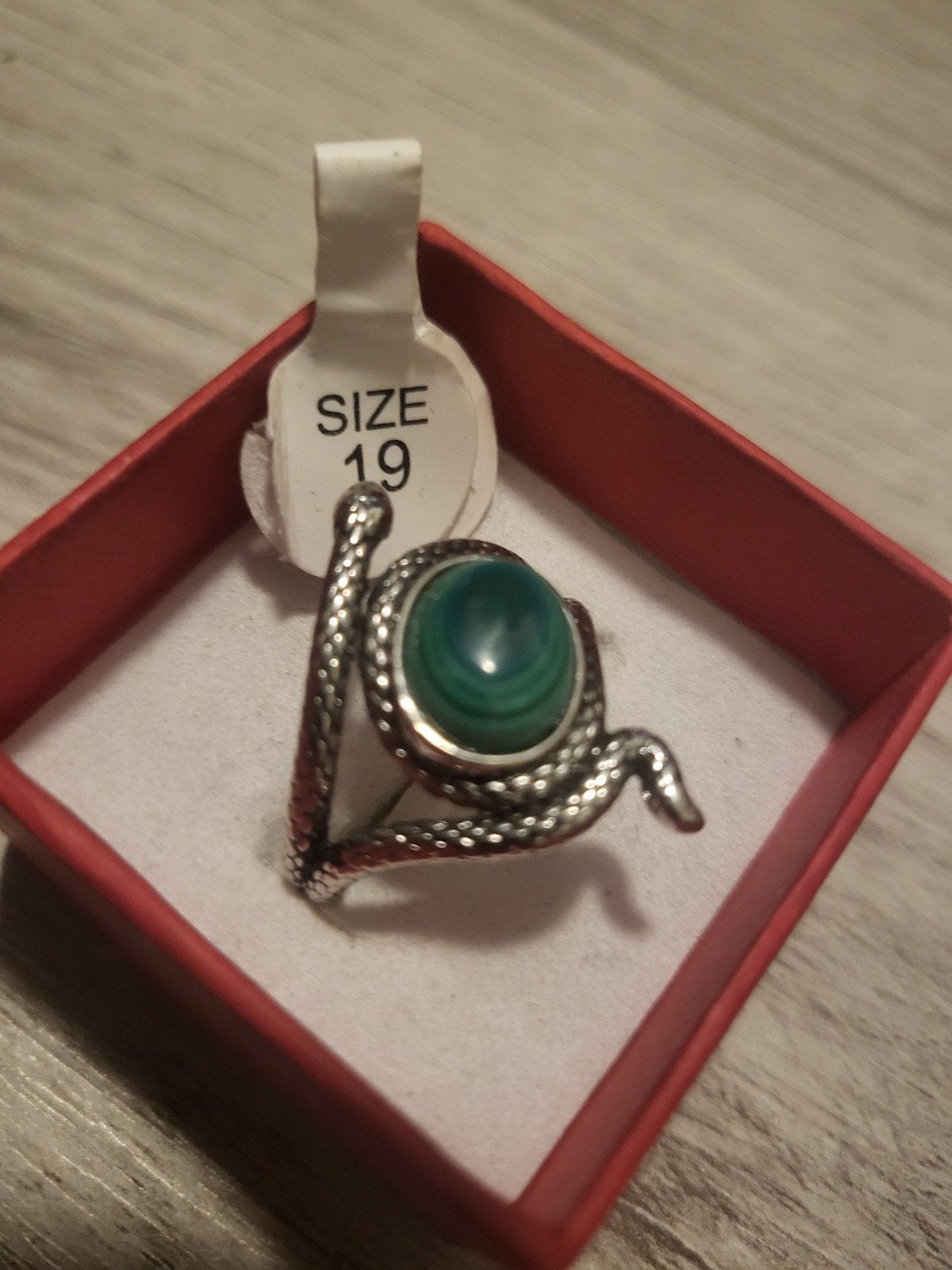Nieuwe Slangenring met Groene Steen - Maat 19, Sieraden, Tassen en Uiterlijk, Ringen, Overige materialen, 19 tot 20, Nieuw, Ophalen of Verzenden