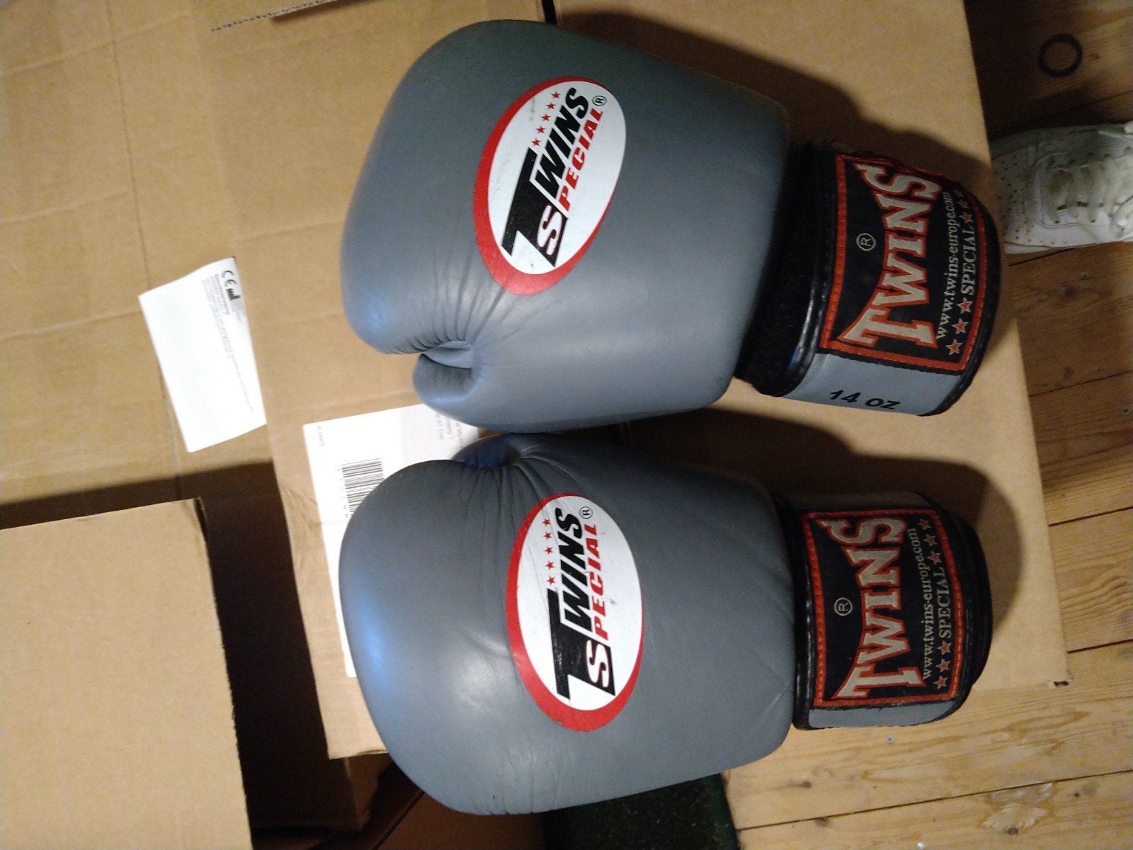 Twins Special 14 oz kickbokshandschoenen - Grijs, Ophalen, Gebruikt, Bokshandschoenen