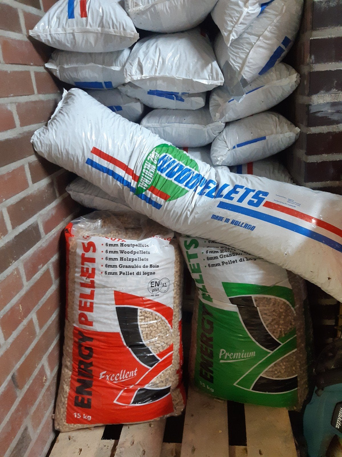 Pellertkorels  restanten  tot 3000 kg te koop gevraagd, Tuin en Terras, Haardhout, Minder dan 3 m³, Ophalen of Verzenden