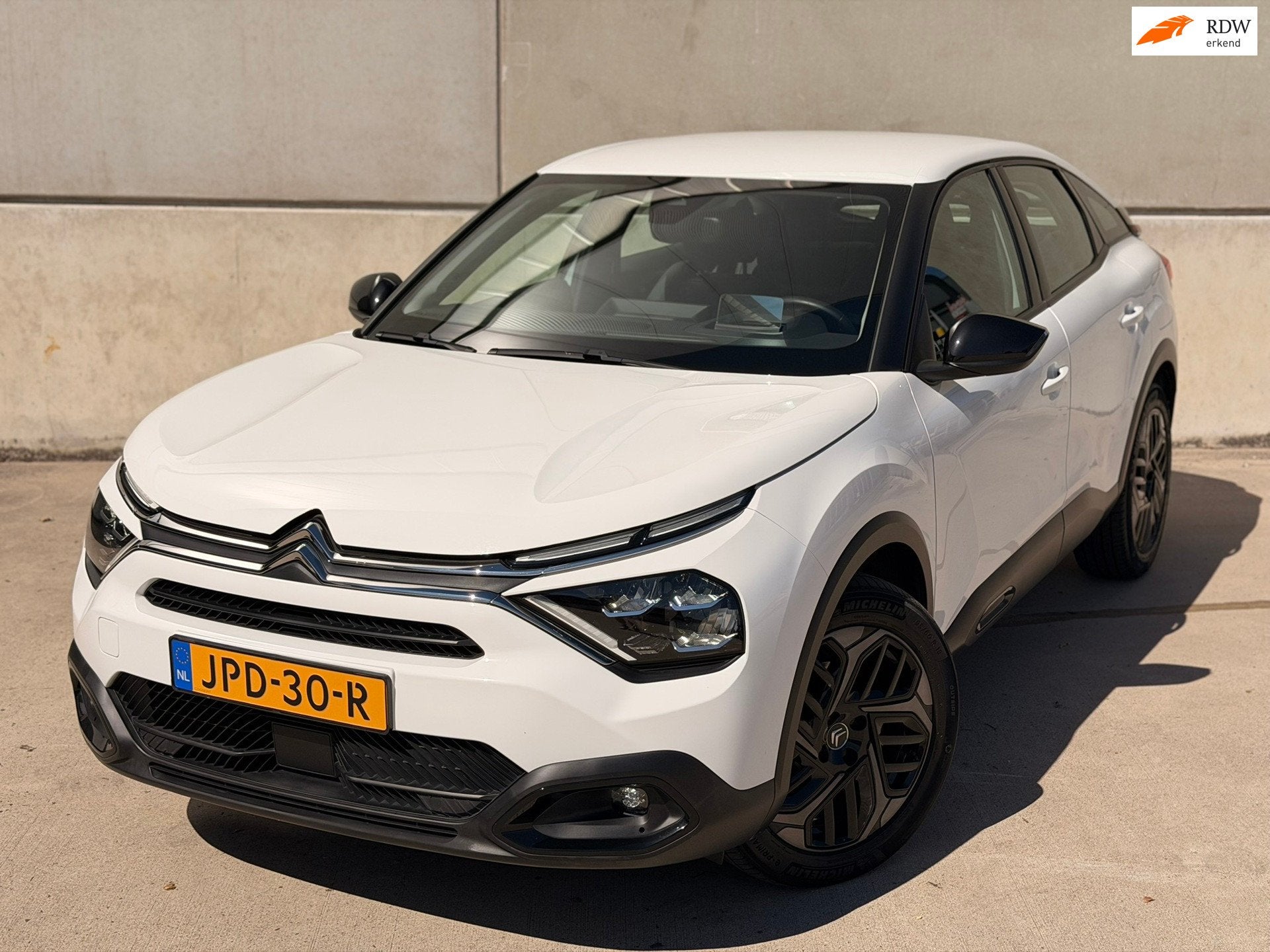 Citroen C4 1.2 Shine Automaat 360 camera HUD CarPlay Navi, Auto's, Stof, Gebruikt, 1199 cc, Wit