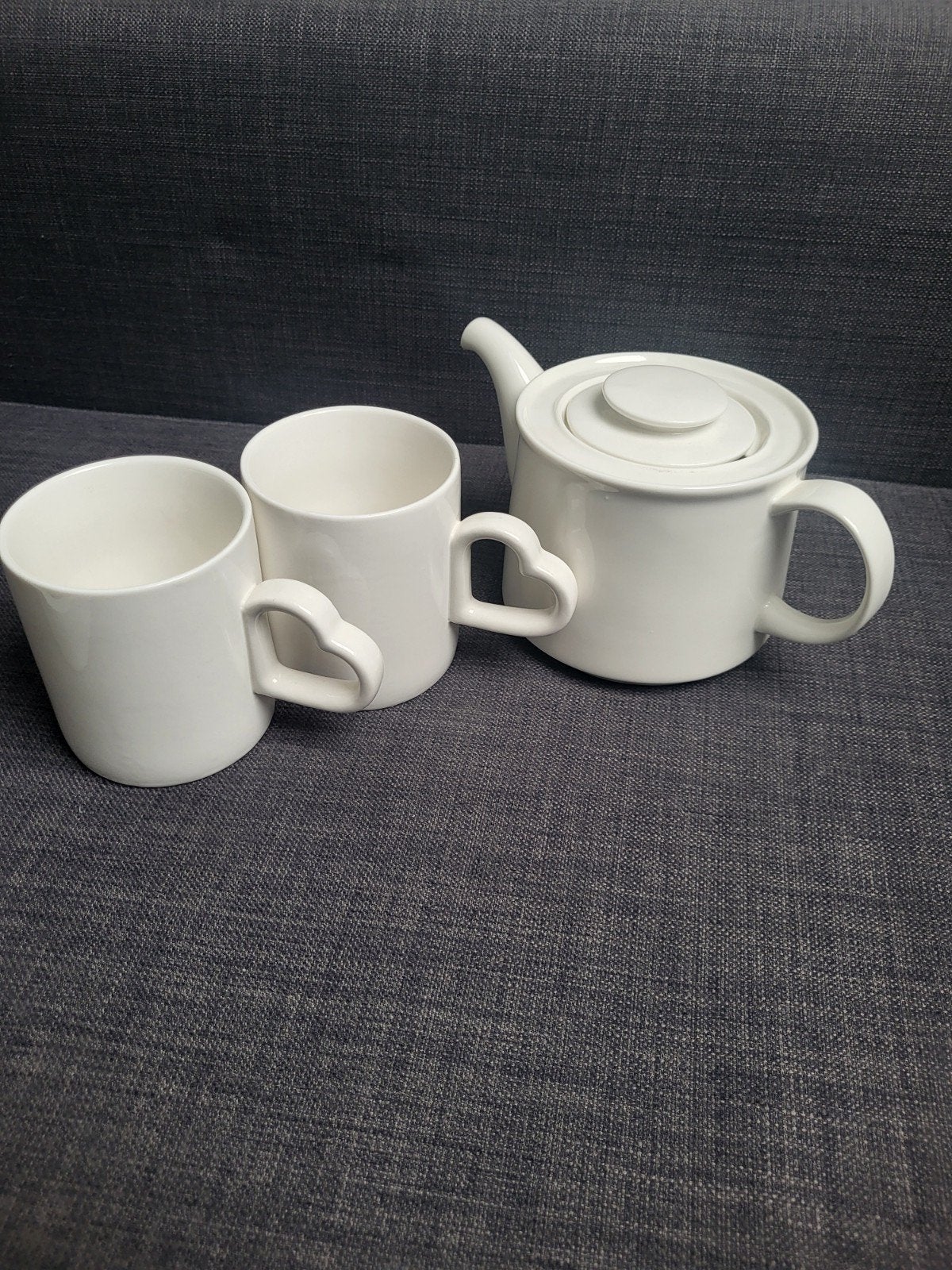 Witte theepot met twee mokken - hartjes oor, Ophalen of Verzenden, Zo goed als nieuw, Keramiek, Theepot