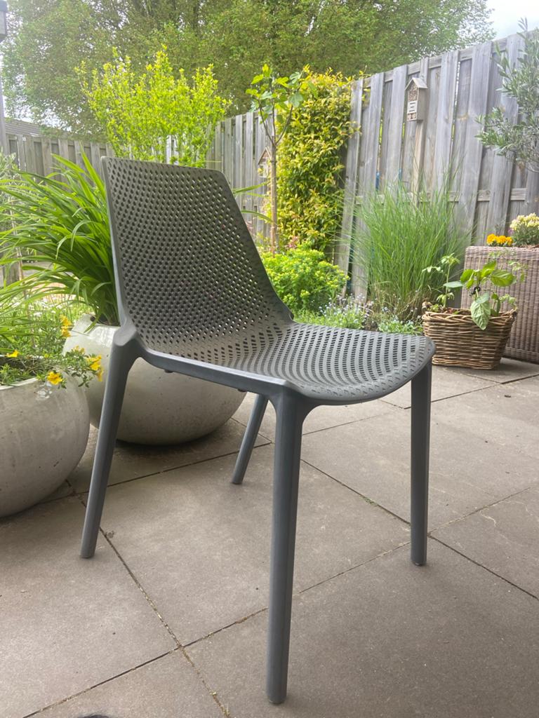 Gratis Tuinstoel - Grijs Kunststof, Tuin en Terras, Tuinstoelen, Ophalen, Gebruikt, Kunststof