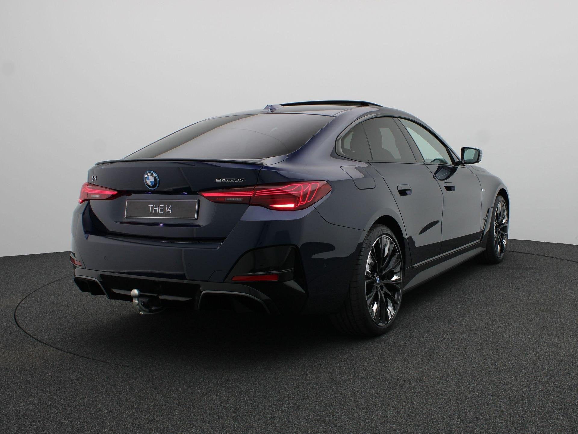 BMW i4 eDrive35 | M Sportpakket Pro | Elektrisch verstelbare, Auto's, Met garantie (alle), Blauw, 420 min, 1975 kg