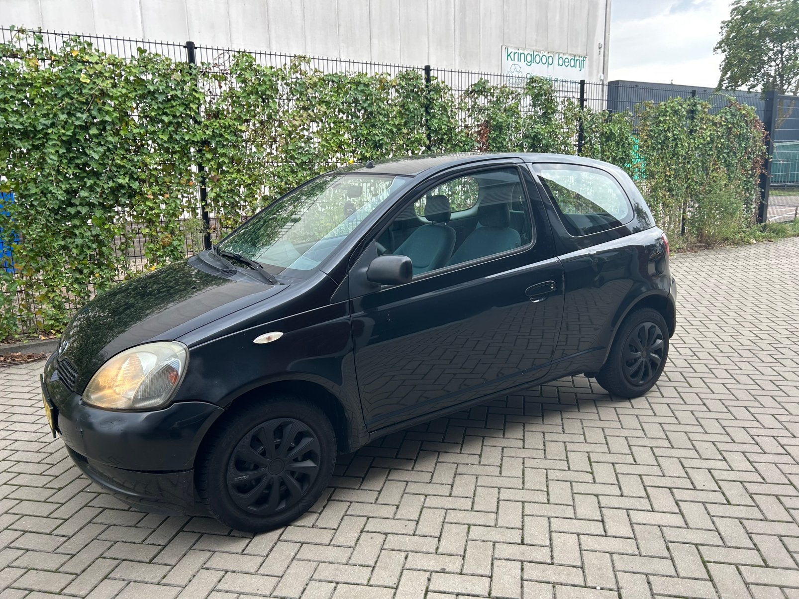 Toyota Yaris 1.0 16V Vvti 3DR 1999 Zwart, Auto's, Toyota, Voorwielaandrijving, 4 cilinders, 400 kg, Origineel Nederlands