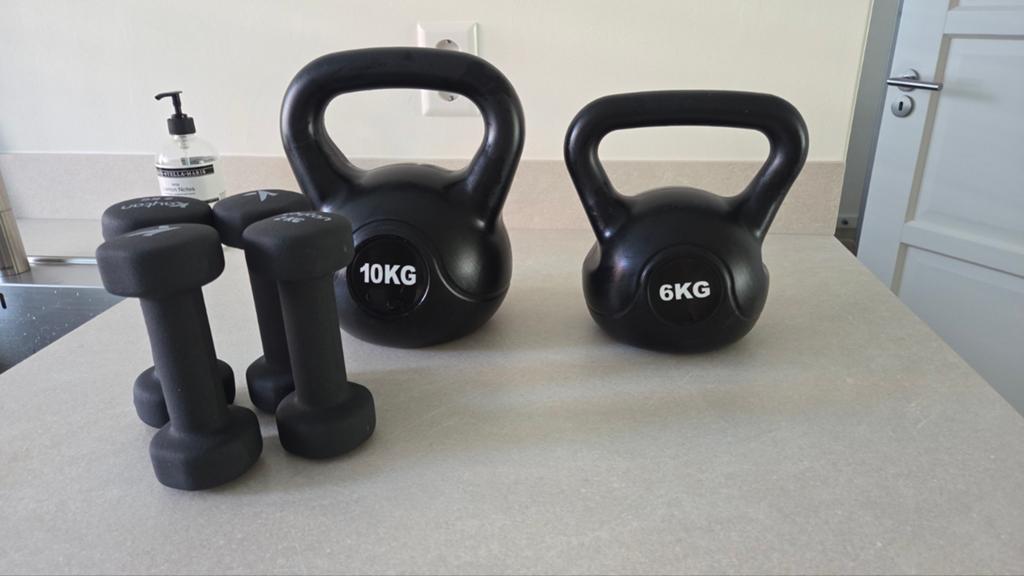 2 Kettlebells en 4 dumbells, Sport en Fitness, Fitnessmaterialen, Ophalen, Gebruikt, Benen, Kettlebell