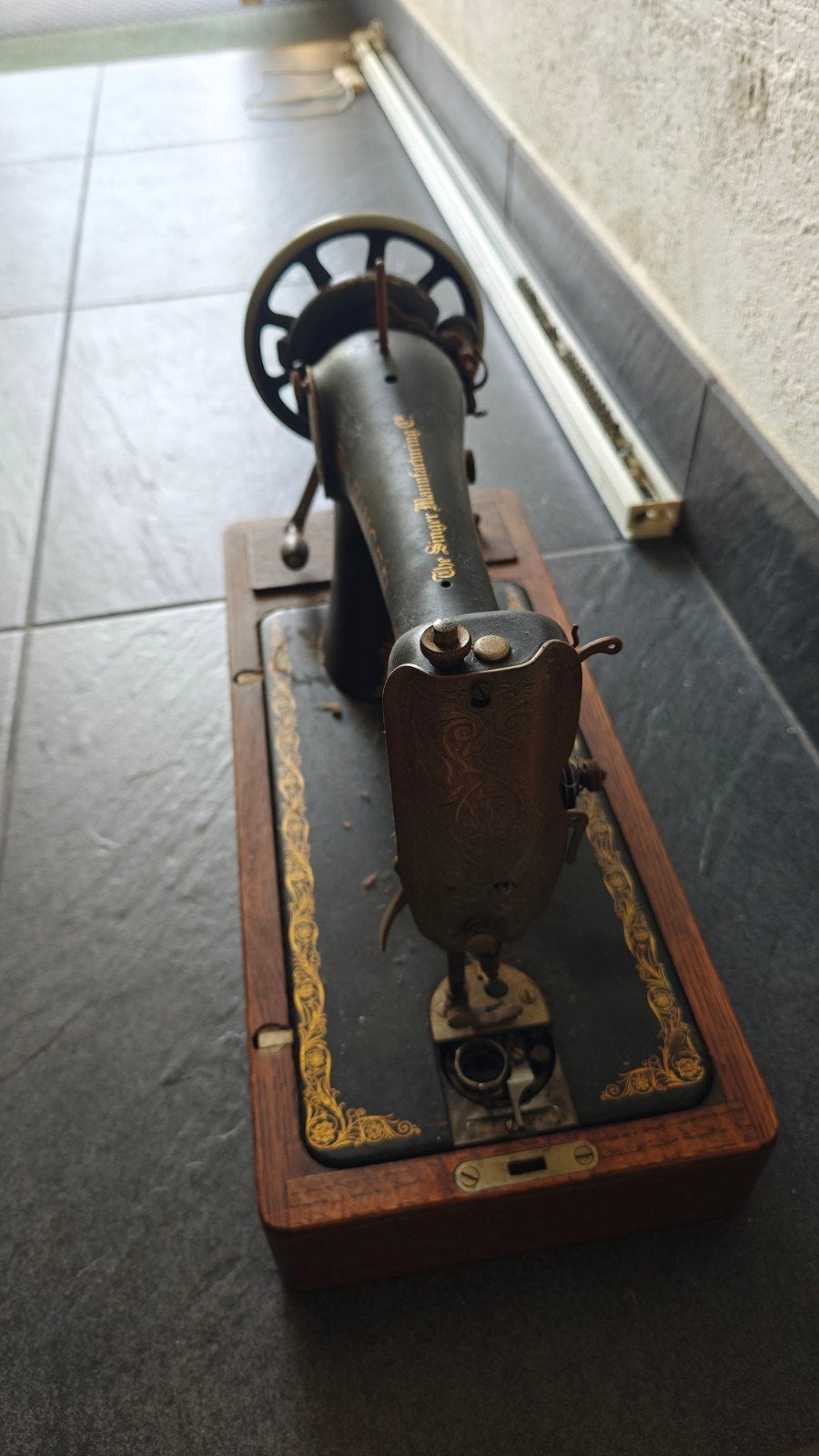 Antieke naaimachine, Ophalen
