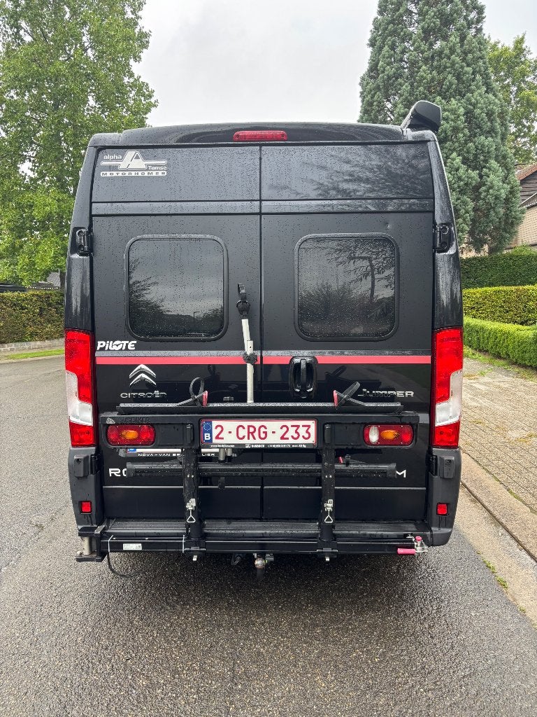 Foto 4 van Zeer nette Pilote V600G buscamper met 3 slaapplaatsen