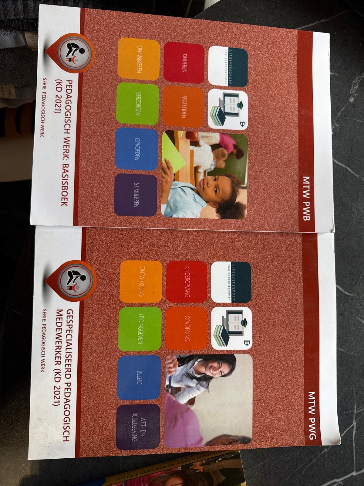 Pedagogisch Werk: Basisboek & Gespecialiseerd Medewerker, Ophalen of Verzenden, Zo goed als nieuw, Overige niveaus, Overige vakken