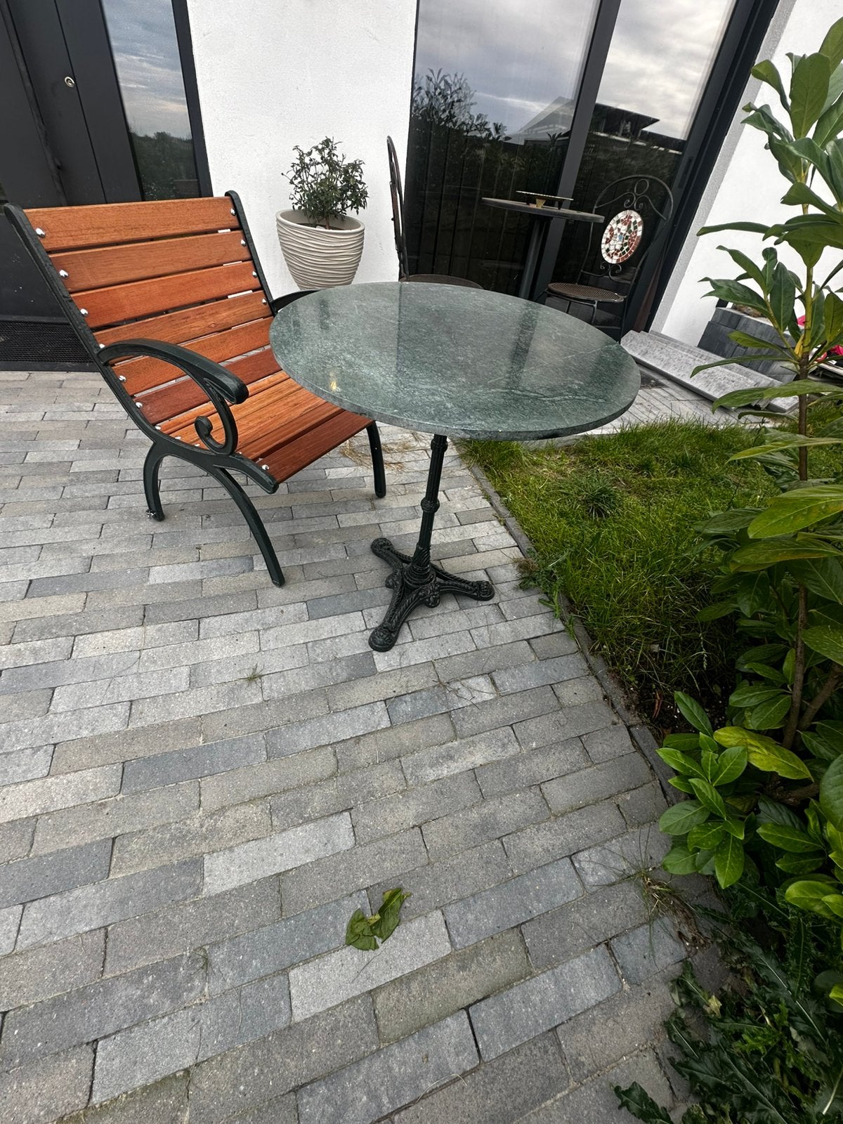 Bistroset – groen marmeren tafel&gietijzer stoel met Meranti, Overige materialen, Zo goed als nieuw, Stoel, Ophalen
