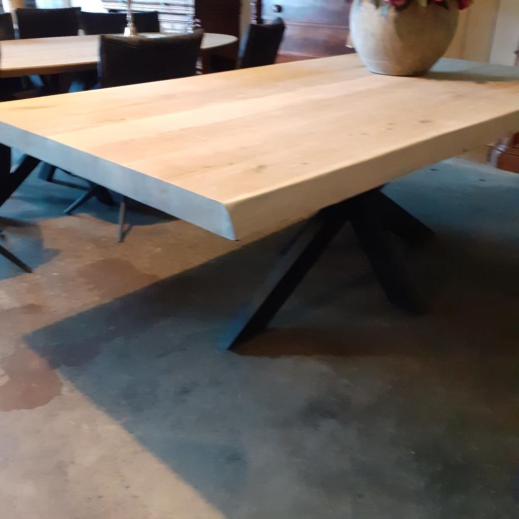 Boomstam tafel 200x100  met matrix onderstel . NIEUW., Huis en Inrichting, Tafels | Eettafels, Overige vormen, Eikenhout, Nieuw