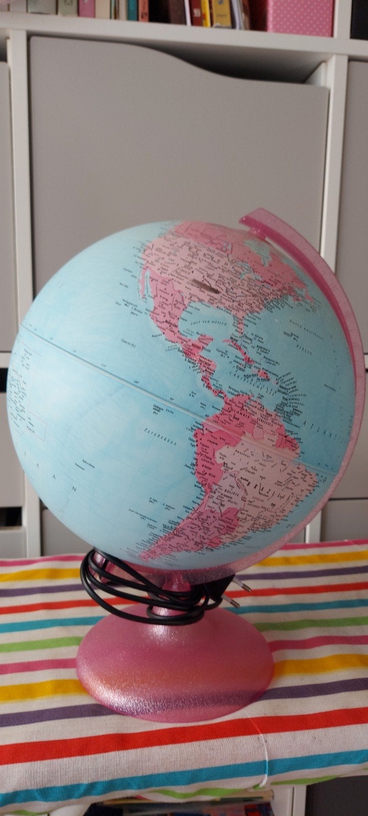 Verlichte Wereldbol Lamp - Roze/Blauw Design, Kunststof, Ophalen of Verzenden, Kinderwereldbol, Verlicht