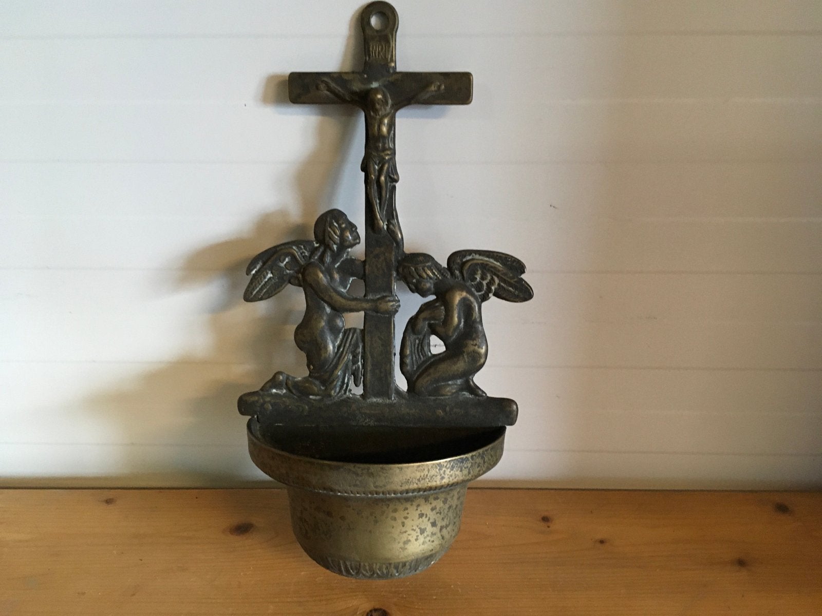 Koperen wijwaterbak met Christus en Engelen, Antiek en Kunst, Ophalen of Verzenden