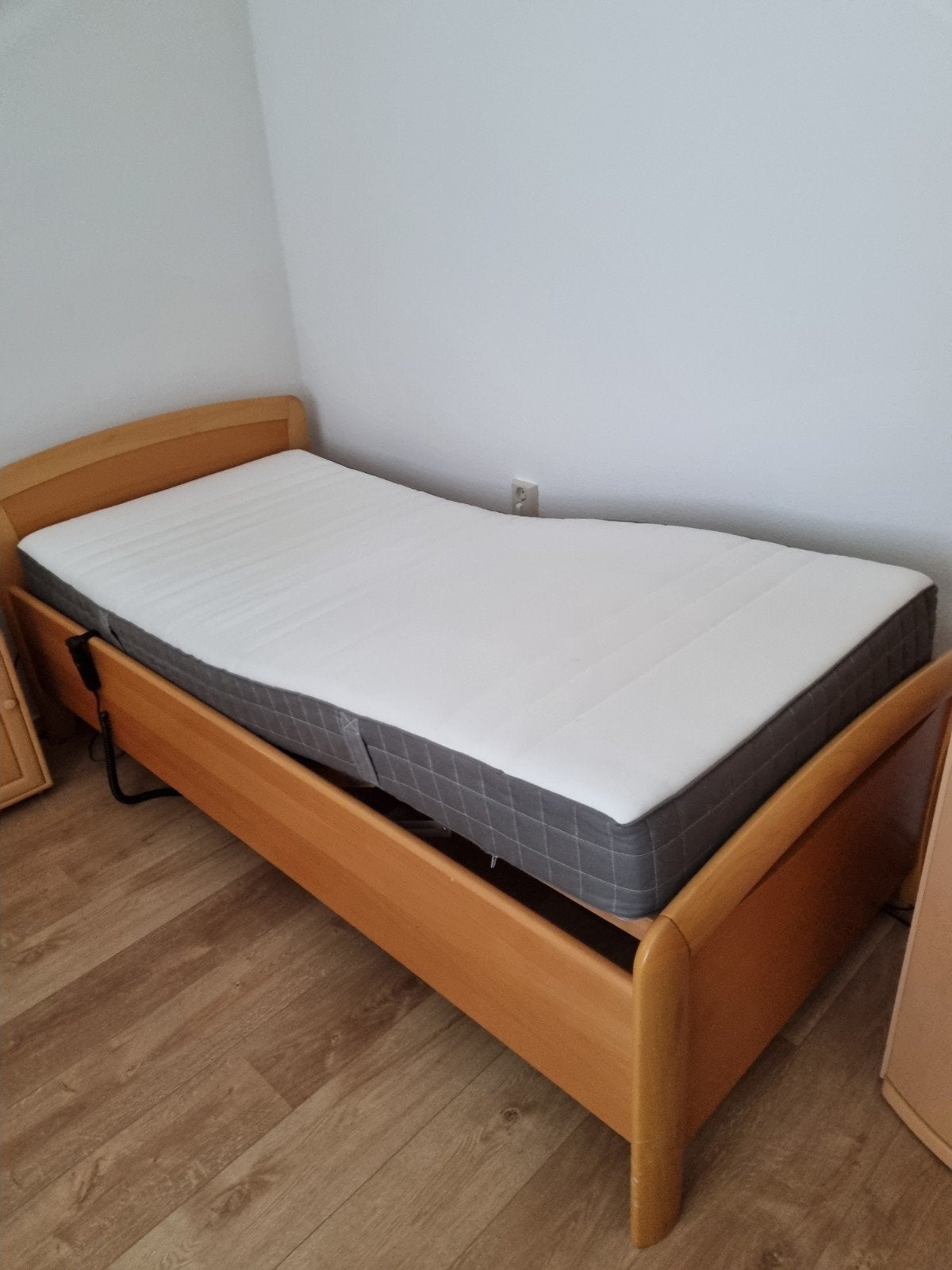 1 persoons bed met electrische bedbodem en 2 nachtkastjes, Ophalen, Verstelbaar, 90 cm, Eenpersoons