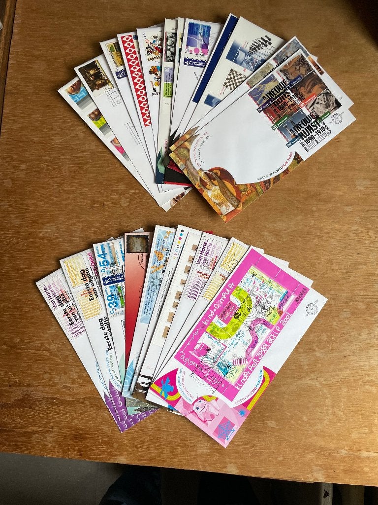 1e dag enveloppen fdc uit met name 2001 (23 stuks) ; Koopje, Postzegels en Munten, Ophalen of Verzenden, Postfris