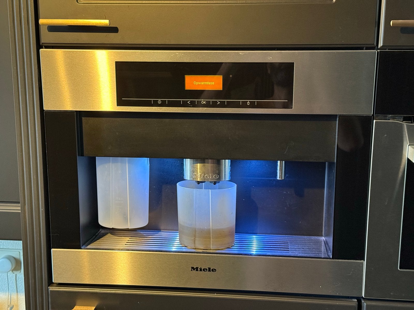 Miele CVA 5065 Inbouw Koffiemachine - goed werkend, Ophalen, Afneembaar waterreservoir, Koffiemachine, Zo goed als nieuw