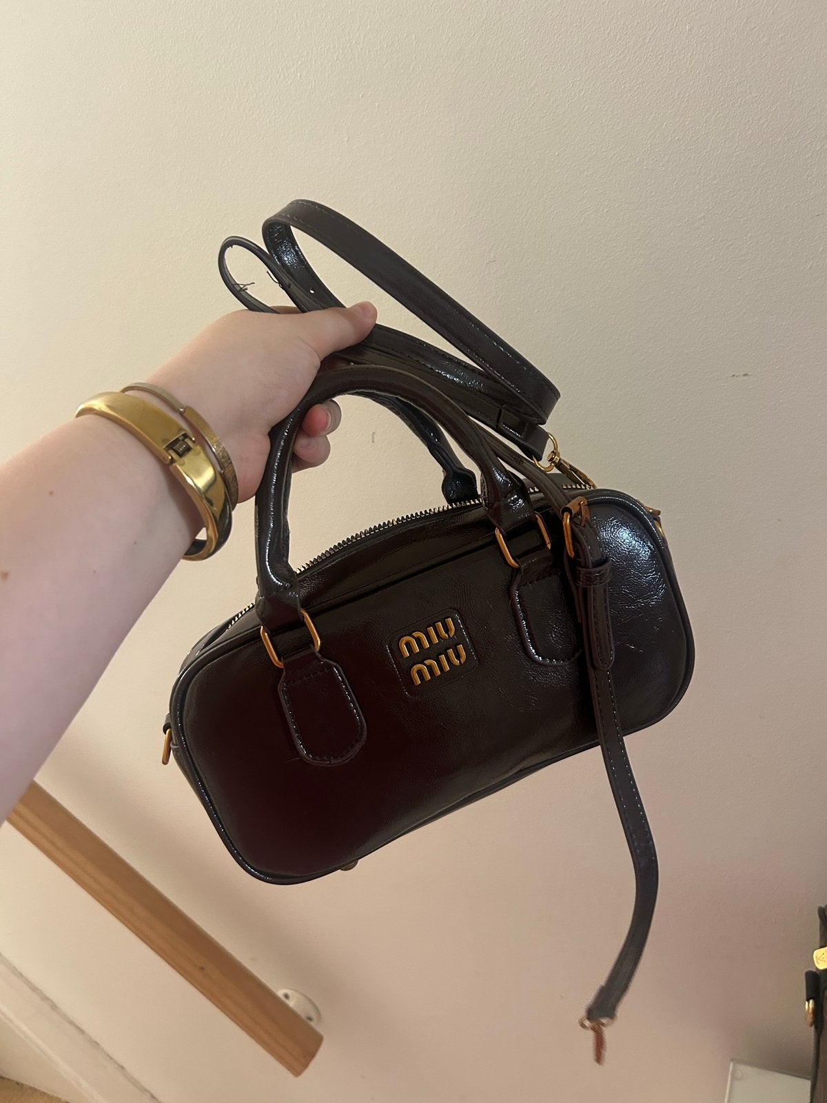 Miu Miu Schoudertasje Bruin Glanzend Leer, Ophalen, Zo goed als nieuw, Bruin, Schoudertasje