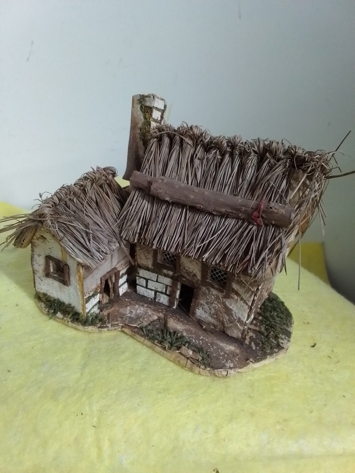 15638) mooi oud klein  huisje met rieten dak, Huis en Inrichting, Woonaccessoires | Schalen en Manden, Ophalen of Verzenden, Rechthoekig