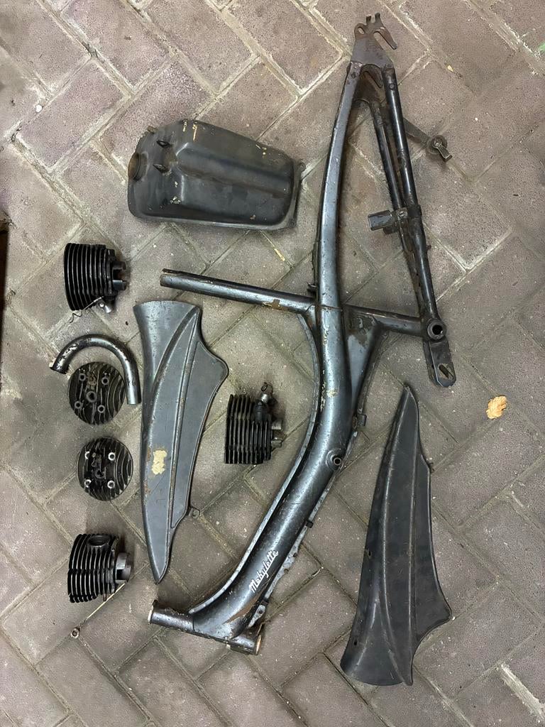 Mobylette onderdelen: frame, tank, cilinders, kappen, Fietsen en Brommers, Brommeronderdelen | Algemeen, Gebruikt, Frame, Ophalen