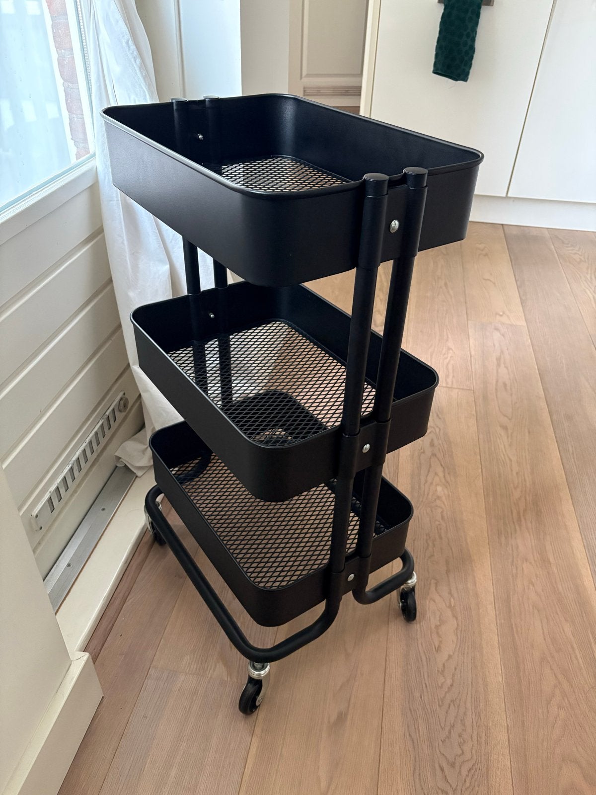 Zwarte IKEA RÅSKOG roltafel  35x45x77 cm, Ophalen of Verzenden, Metaal, Scandinavisch, Gebruikt