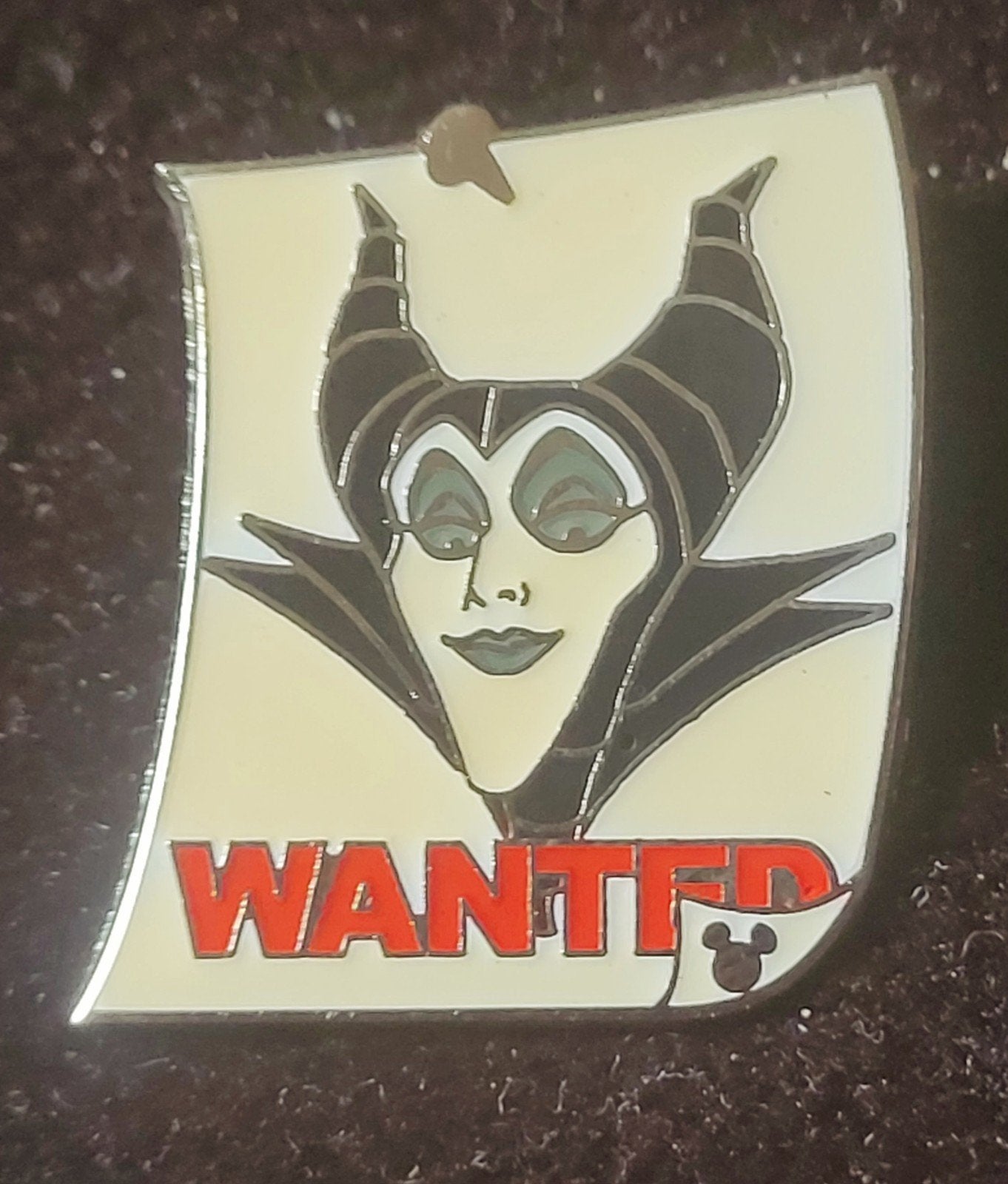 Mooue 'WANTED' poster Maleficent Villains cast lanyard pin, Verzamelen, Disney, Verzenden, Sneeuwwitje of Doornroosje, Zo goed als nieuw