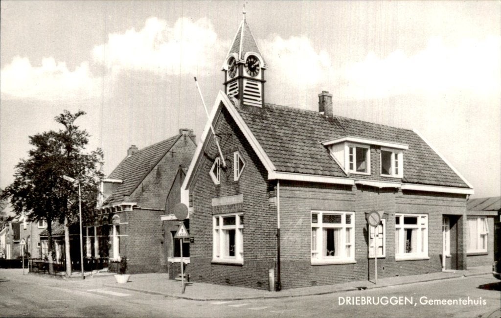 Driebruggen - Gemeentehuis - gevel, Ophalen of Verzenden, 1960 tot 1980, Ongelopen, Noord-Brabant