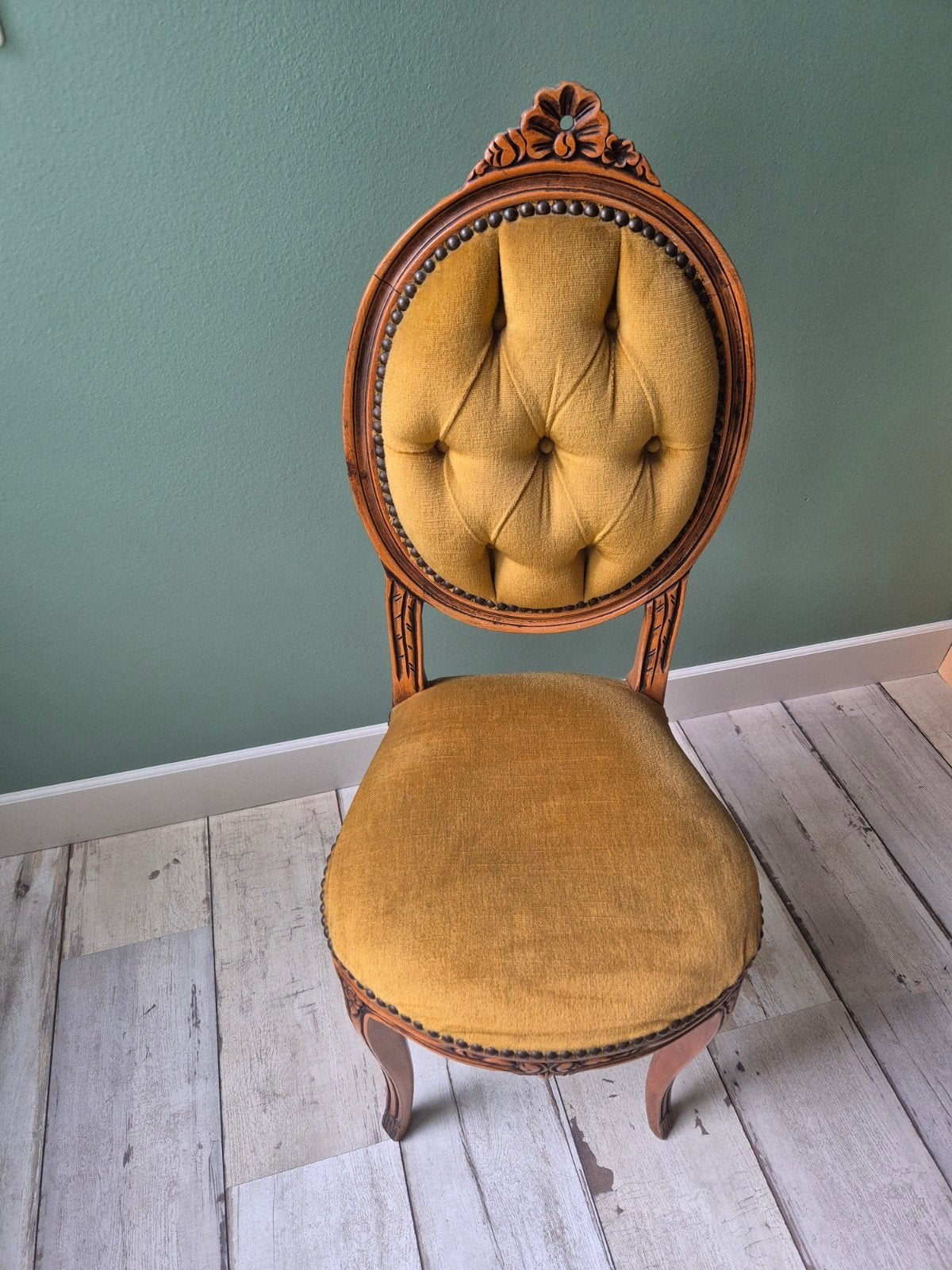 Puntgave slanke elegante victoriaanse stoel goudgeel olijfgr, Antiek en Kunst, Antiek | Meubels | Stoelen en Banken, Ophalen