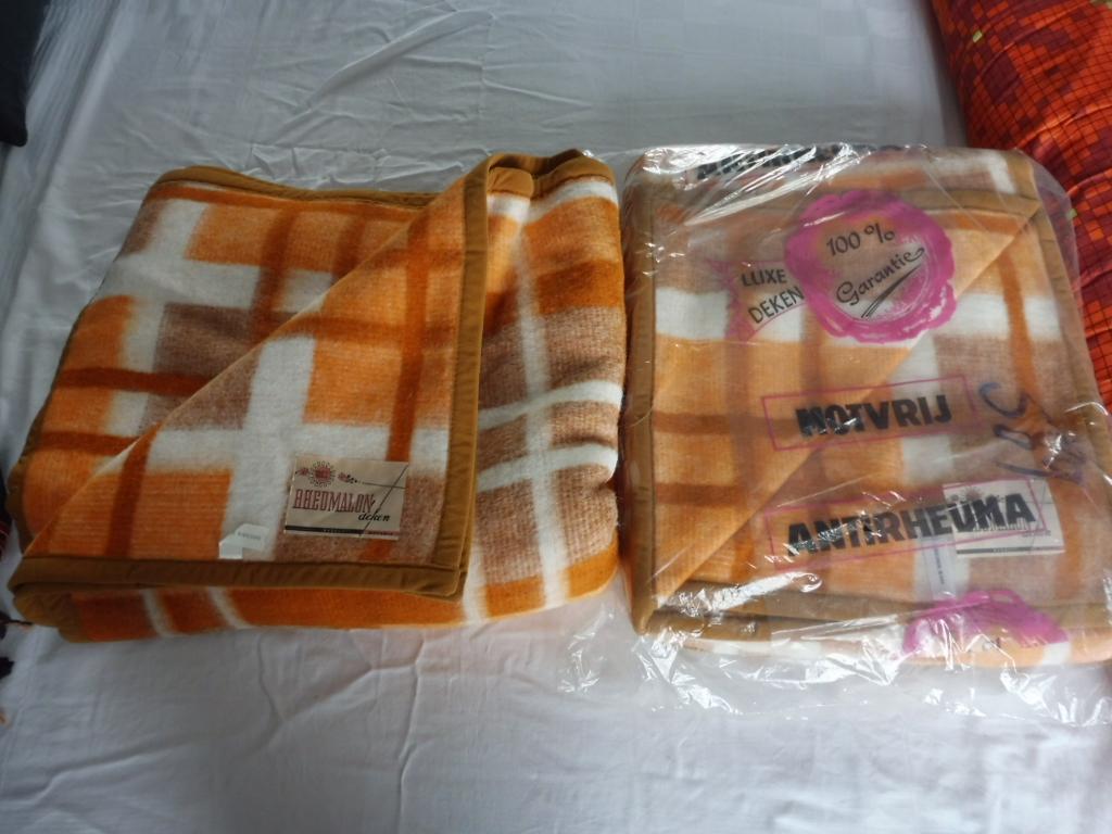 2 stuks gloednieuwe deken 190 x 230 cm Rheumalon, Huis en Inrichting, Woonaccessoires | Plaids en Woondekens, Nieuw, Ophalen of Verzenden
