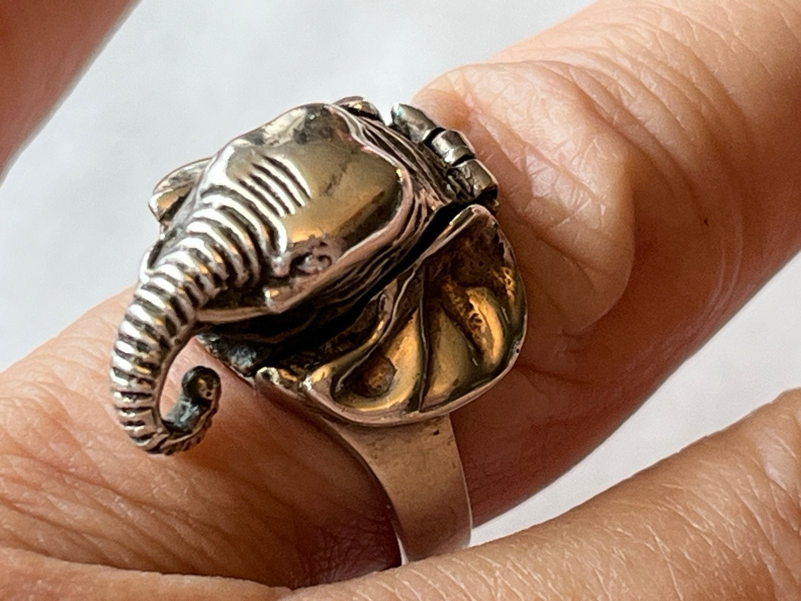 Zilveren gifring / poison ring met olifant, maat 18,25, 18 tot 19, Verzenden, Dame, Zilver