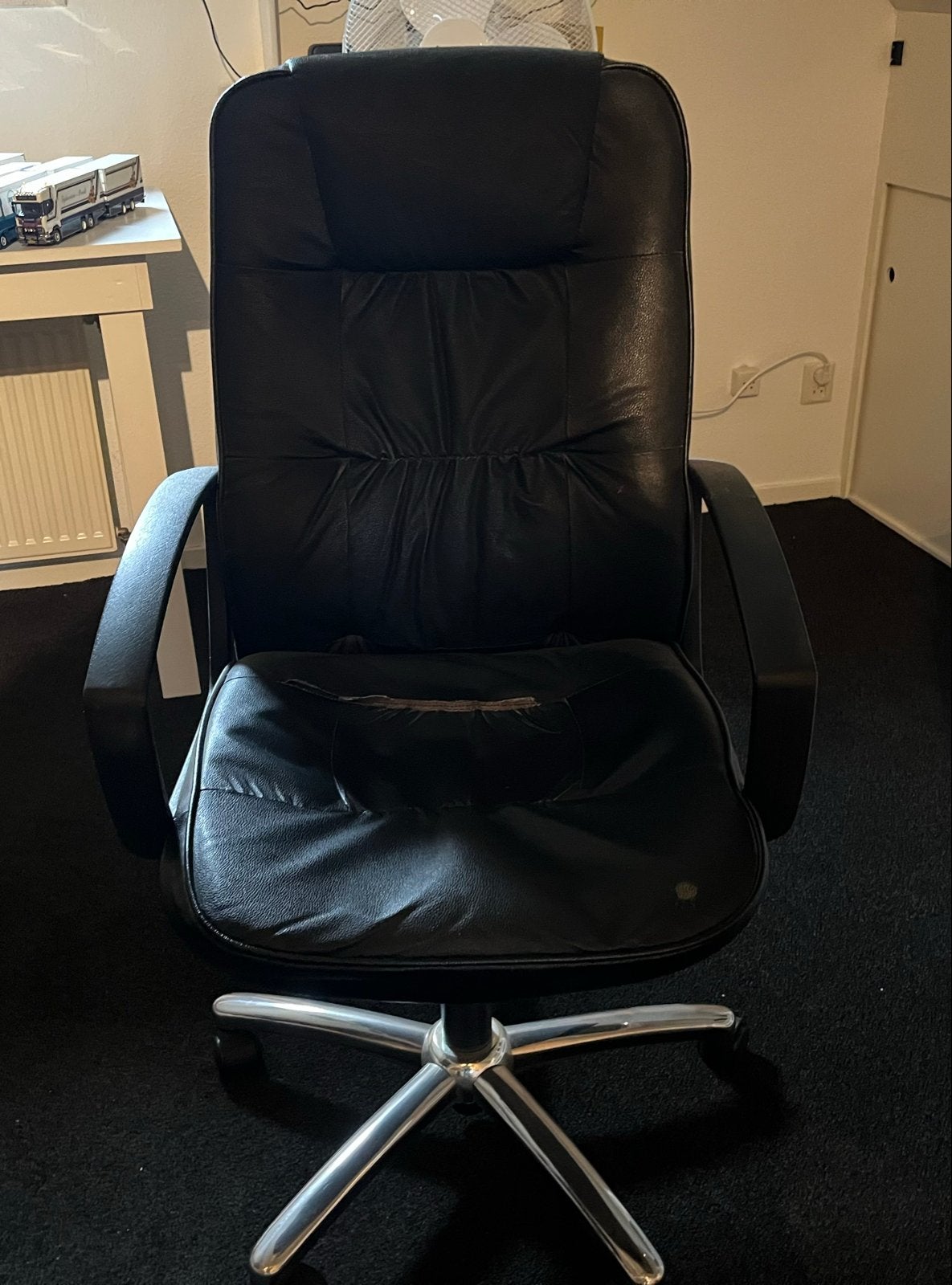 Zwarte bureaustoel met gebruikssporen, Ophalen, Gebruikt, Zwart, Bureaustoel