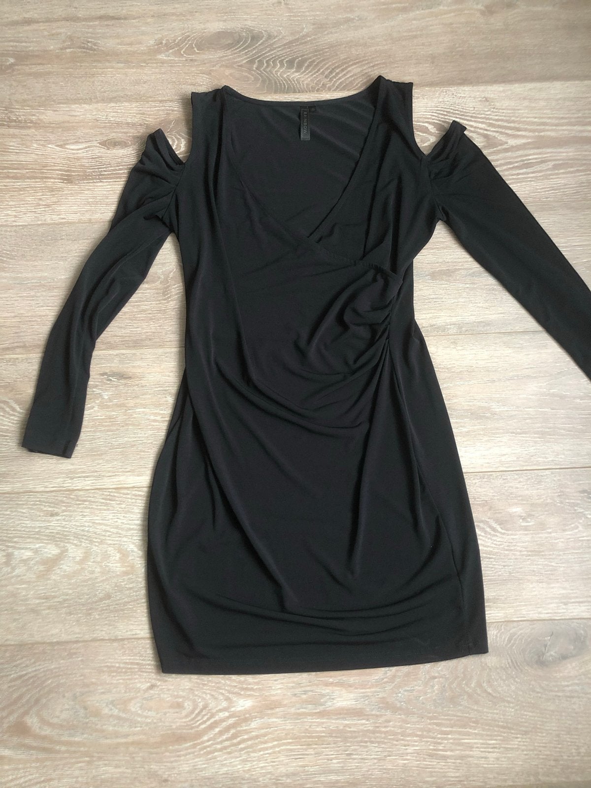 Rainbow jurk maat 40/42 met open schouder, Kleding | Dames, Jurken, Zo goed als nieuw, Maat 38/40 (M), Zwart, Ophalen of Verzenden