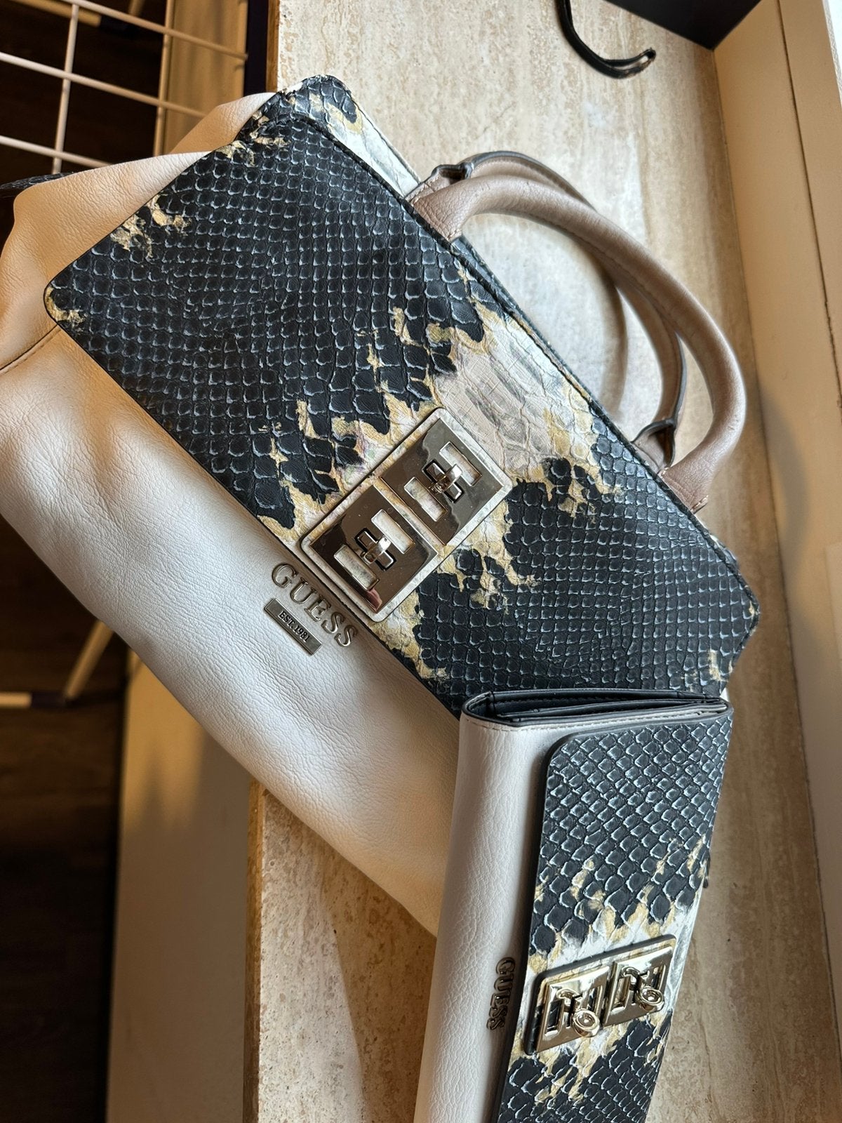 Guess damestas met nieuwe portomonee, Ophalen of Verzenden, Zo goed als nieuw, Zwart, Handtas