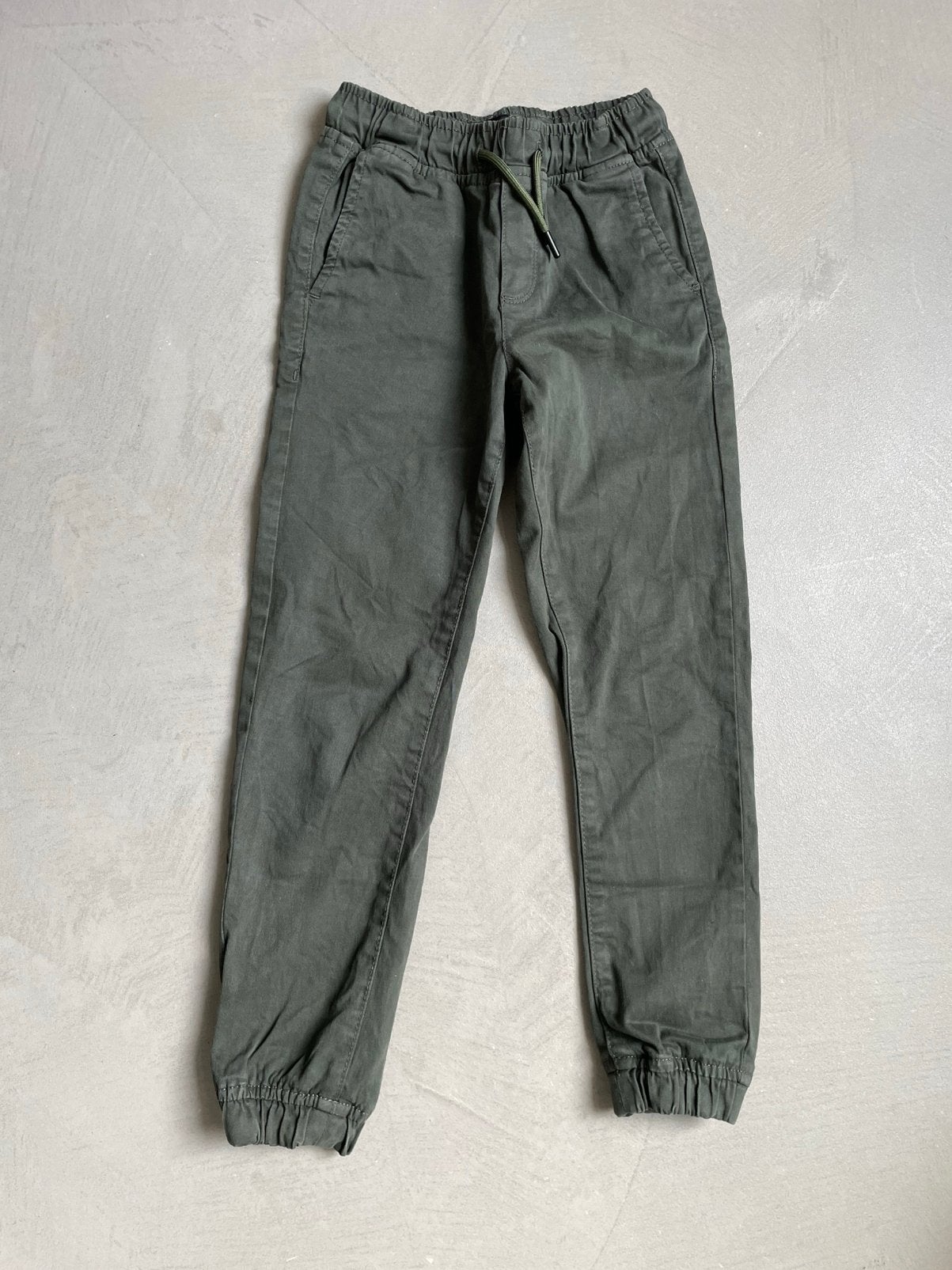 Legergroene katoenen broek 122/128 nieuw, Ophalen of Verzenden, Nieuw