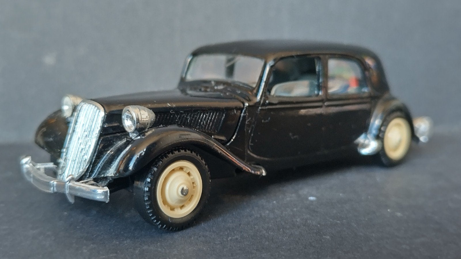 Citroen Traction Avant 15 six 1:43 Solido Pol, Auto, Verzenden, Zo goed als nieuw, .