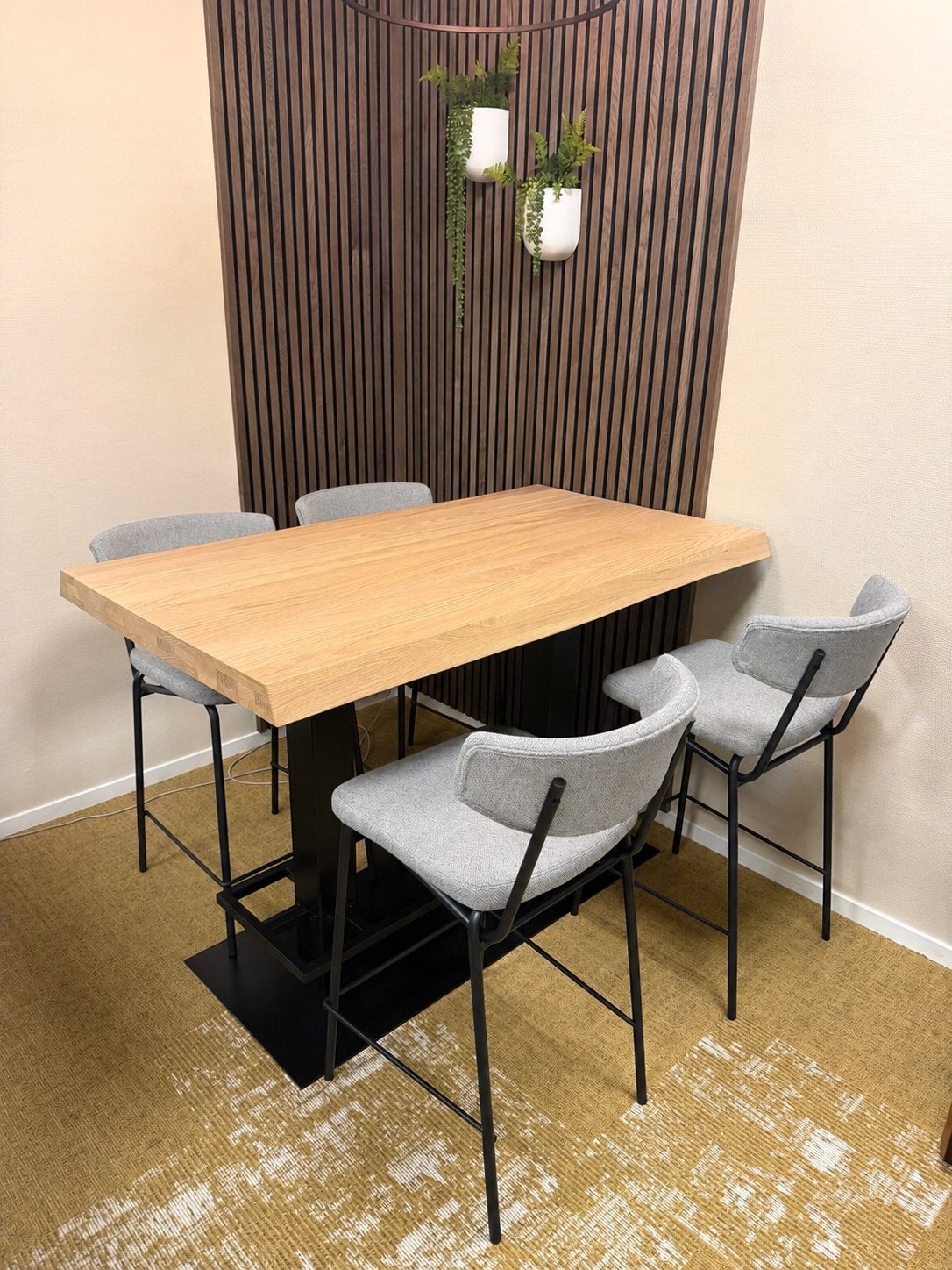 Eikenhouten hoge bartafel met 4 barkrukken, Ophalen, Met voetsteun, Zo goed als nieuw, 90 cm of meer